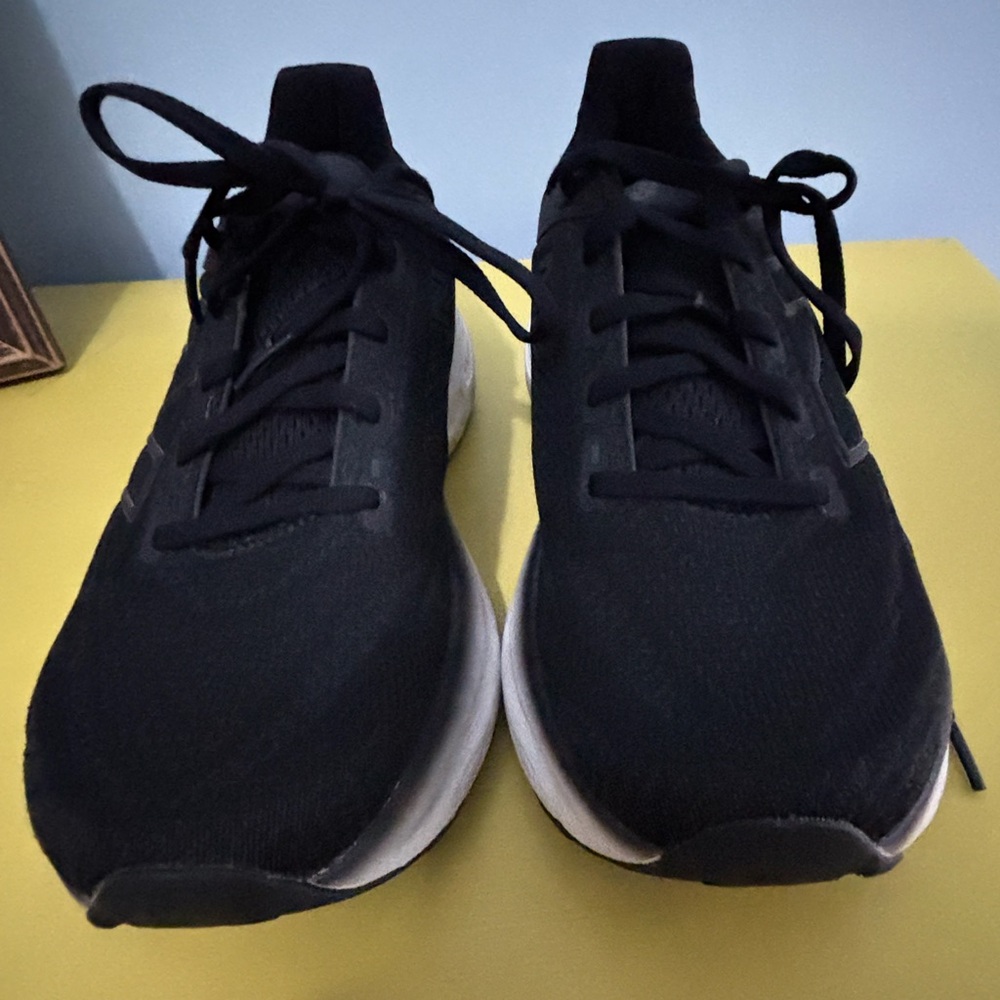 New Balance Fresh Foam 1080 Women Size 9

Worn a couple of times